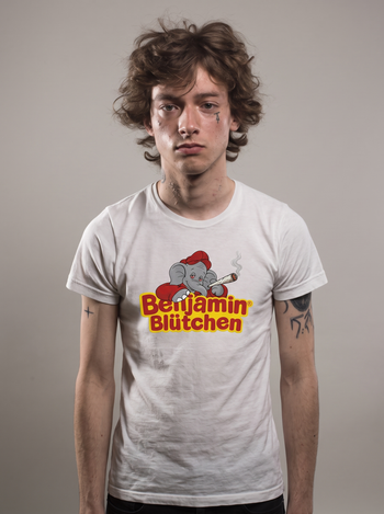 Model traegt Benjamin Bluetchen Shirt