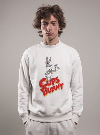 Model traegt Cups Bunny Crewneck