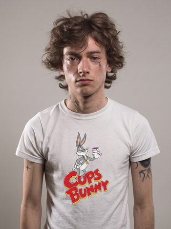 Model traegt Cups Bunny T-Shirt